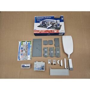 Daron Chevron Gas Station & Food Mart Plastic/Die Cast Playset